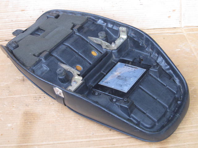 売約済み】ゼファー400のシートが入荷しました。 | バイクパーツの