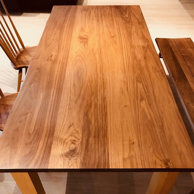 インテリアショップ店員が教える】ダイニングテーブルの仕上げはオイル