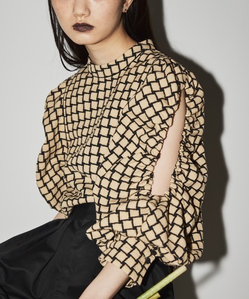 TODAYFUL（トゥデイフル）の「オープンショルダージャガードブラウス