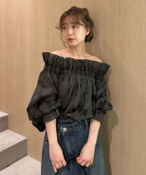 FRAY I.D（フレイアイディー）の「スモッキングオフショルダーブラウス