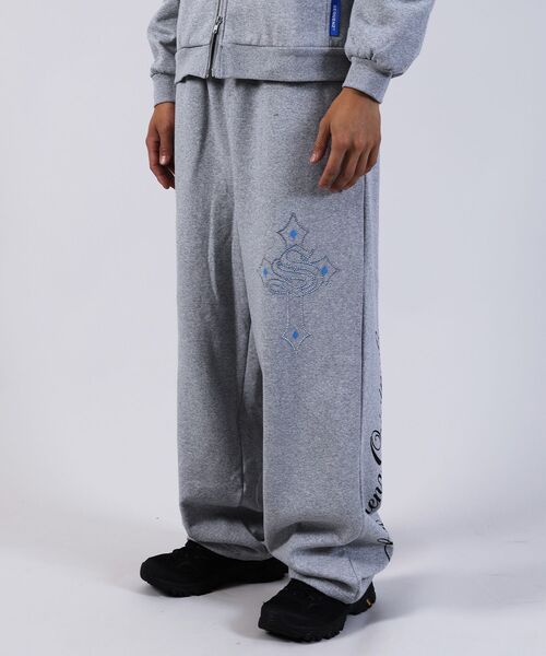 セール】【SEQUENZ（シークエンズ）】CROSS RHINE STONE SWEAT PANTS