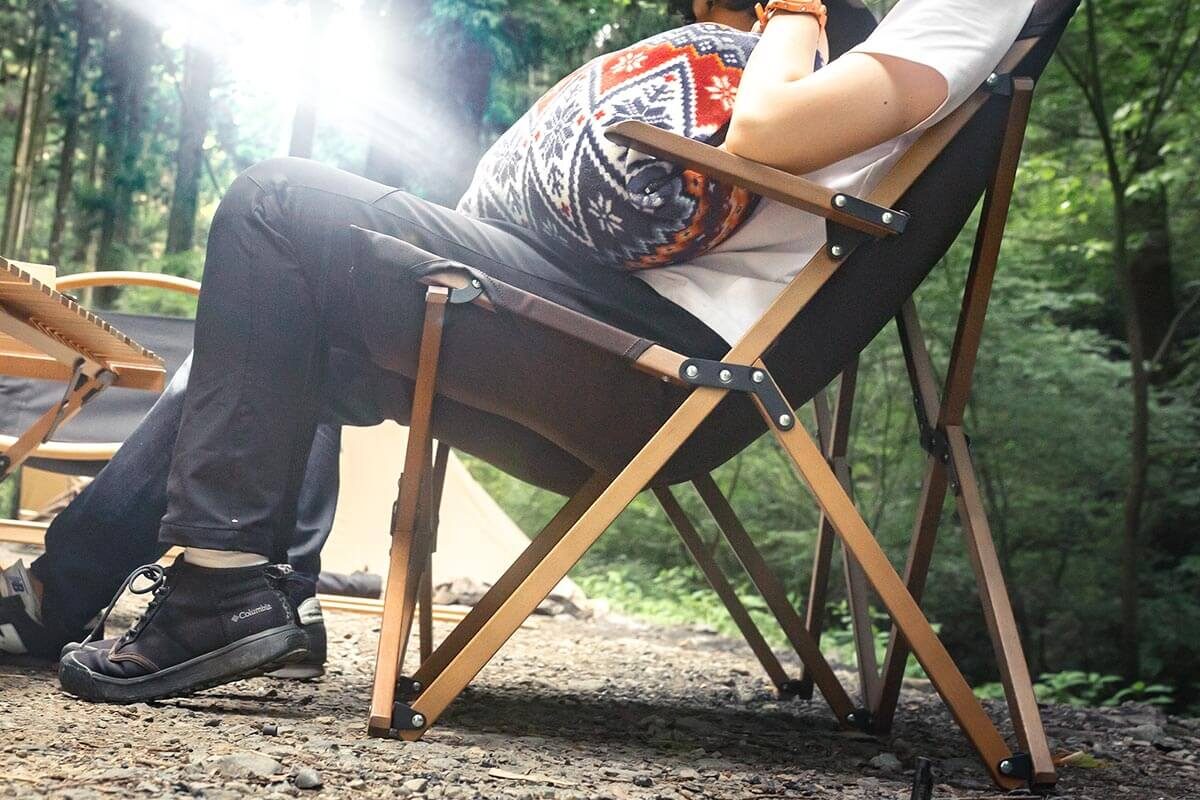 ハイランダーから「ウッドフレーム 2人掛けリラックスチェア」登場