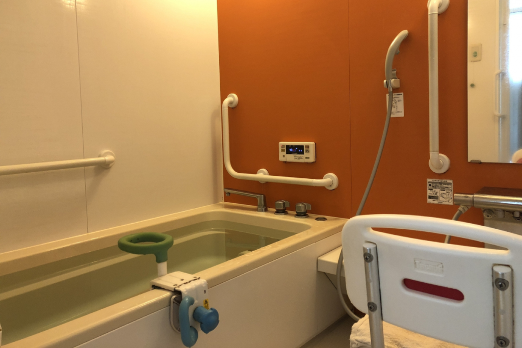 在宅介護で訪問ヘルパーが行う入浴介助の種類と注意点を解説