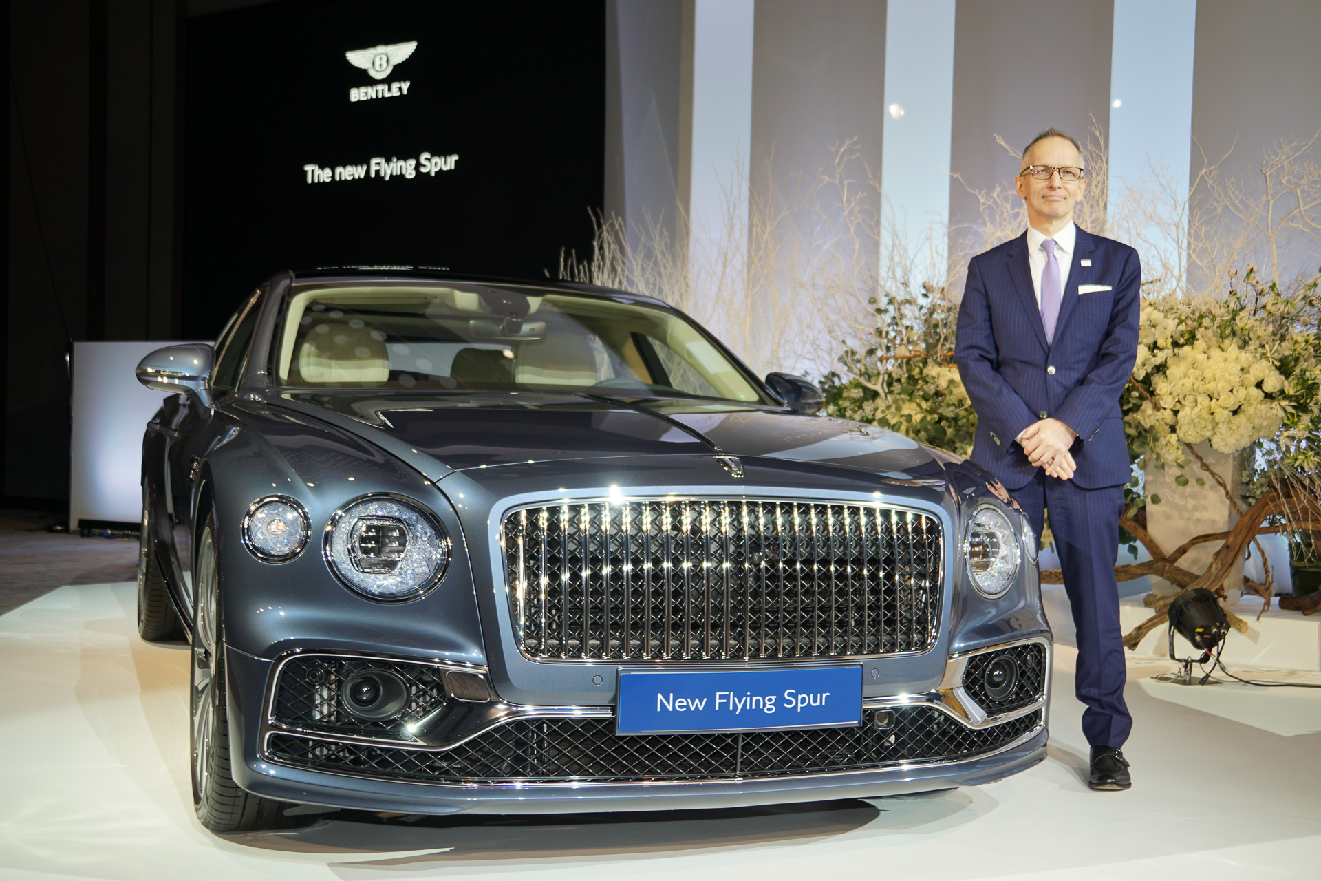 ベントレー、最高速333km/hの新型ラグジュアリー4ドアスポーツセダン