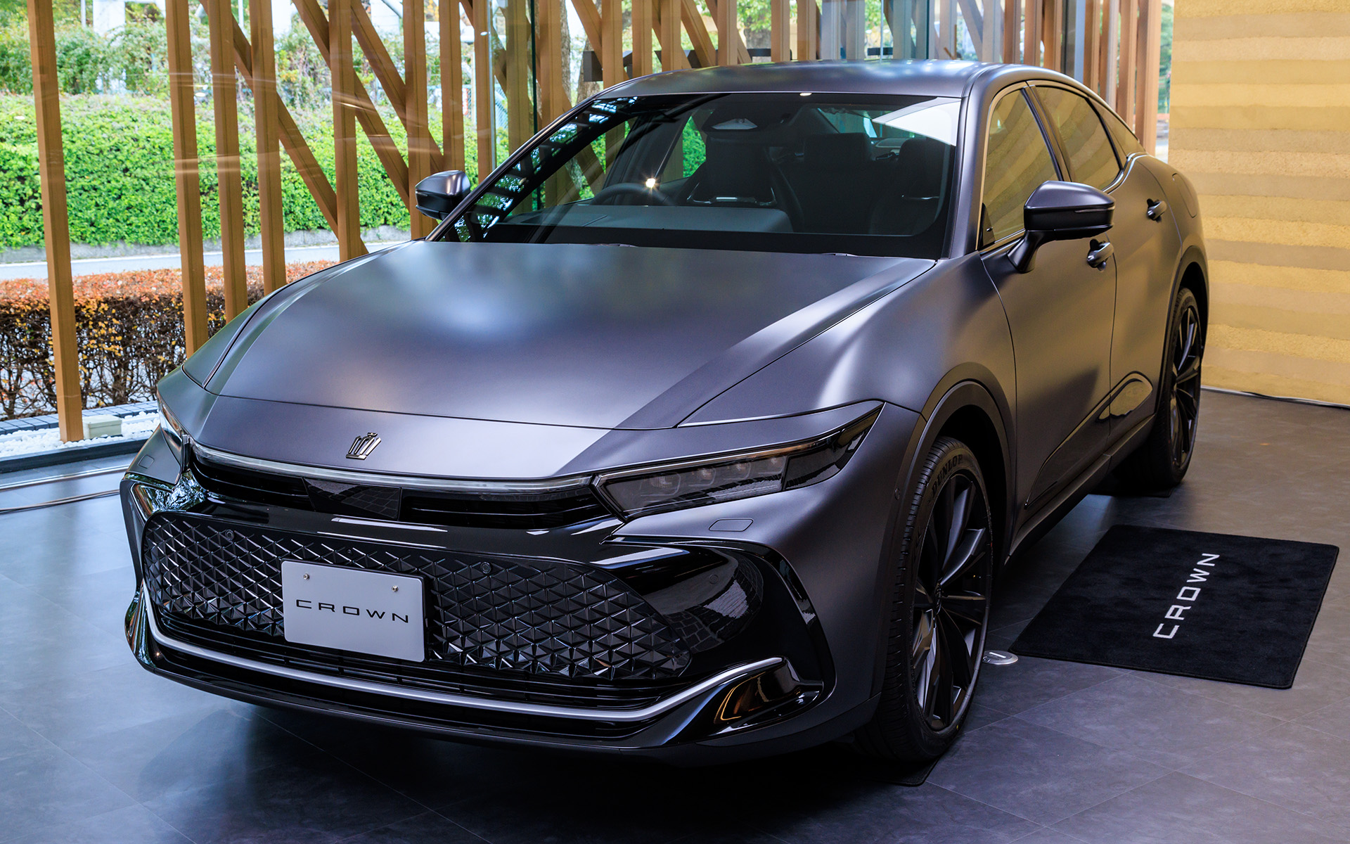 トヨタ、クラウン専門店限定の特別な「クラウンクロスオーバー