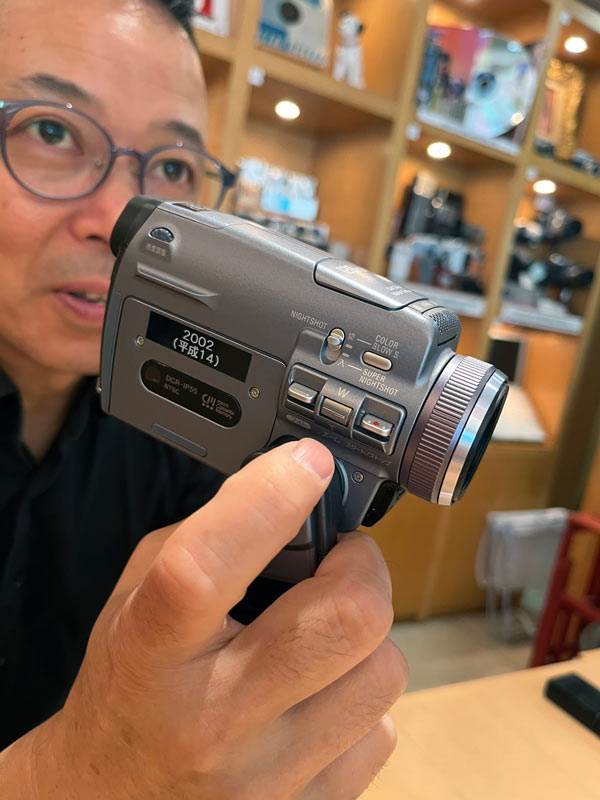 ソニーの超レアメディア「MICROMV」を絶滅メディア博物館で触る：日経