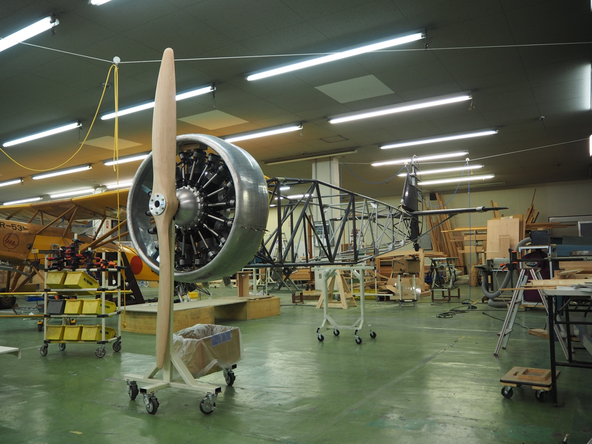 90年前の旧陸軍「赤とんぼ」を最新技術で再生、CFRPも使用 | 日経