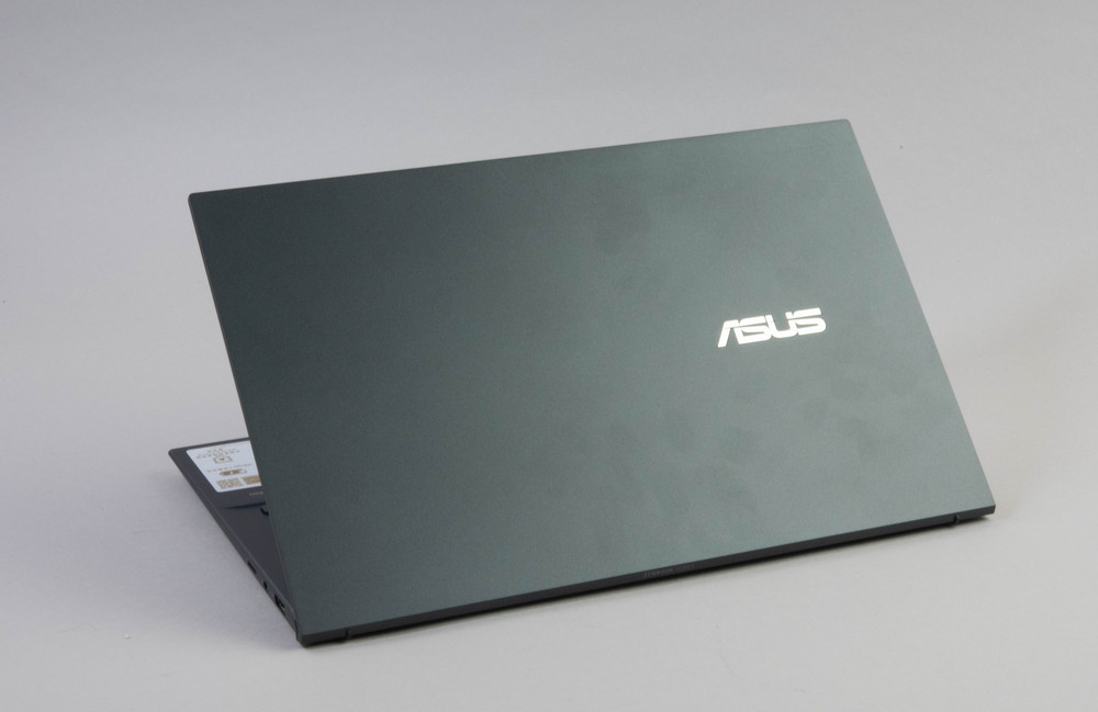 最軽量ではないが十分軽く安めで高性能、ASUSの「ZenBook 14