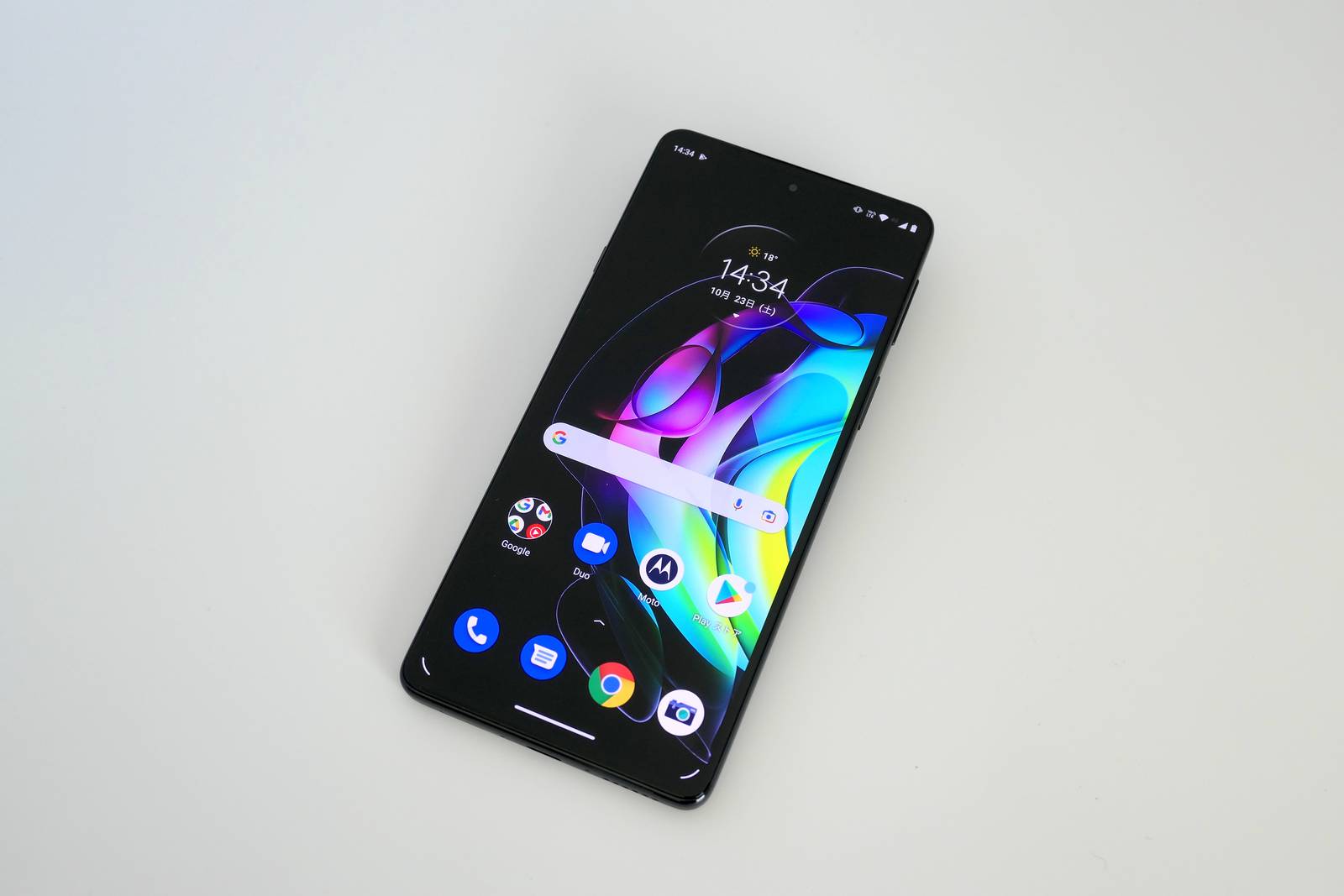 見た目よりパワフル、モトローラ最薄・最軽量の5Gスマホ「motorola