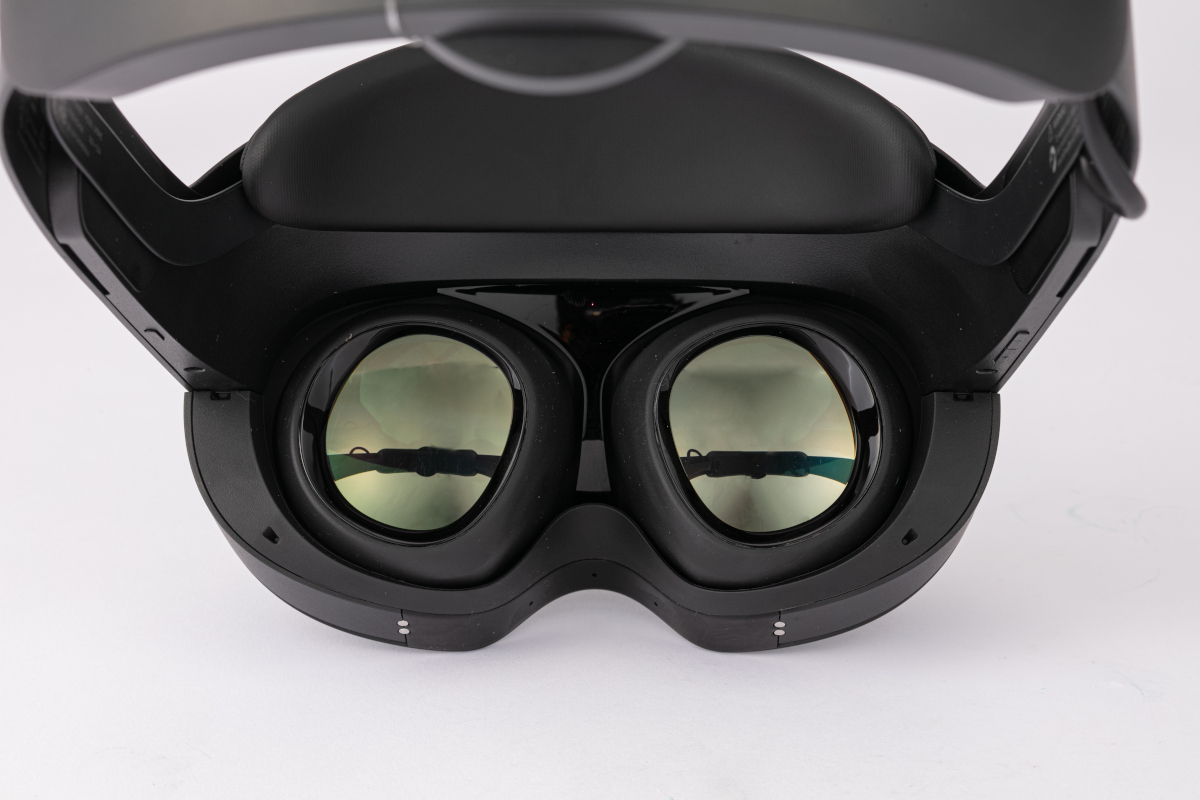 Meta Quest Pro分解、コスト度外視で「やりたい放題」な本体設計