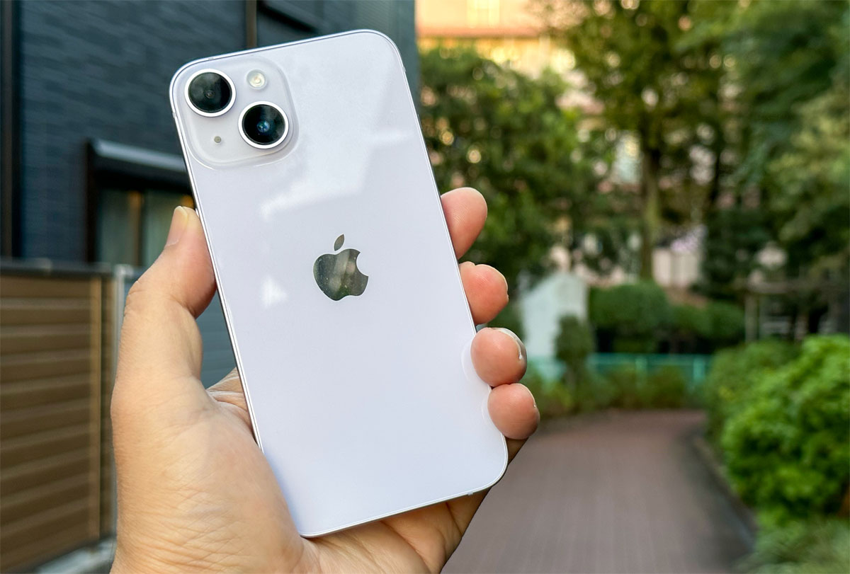 なぜか軽く感じる「iPhone 14」、長くなったバッテリー駆動時間に驚く