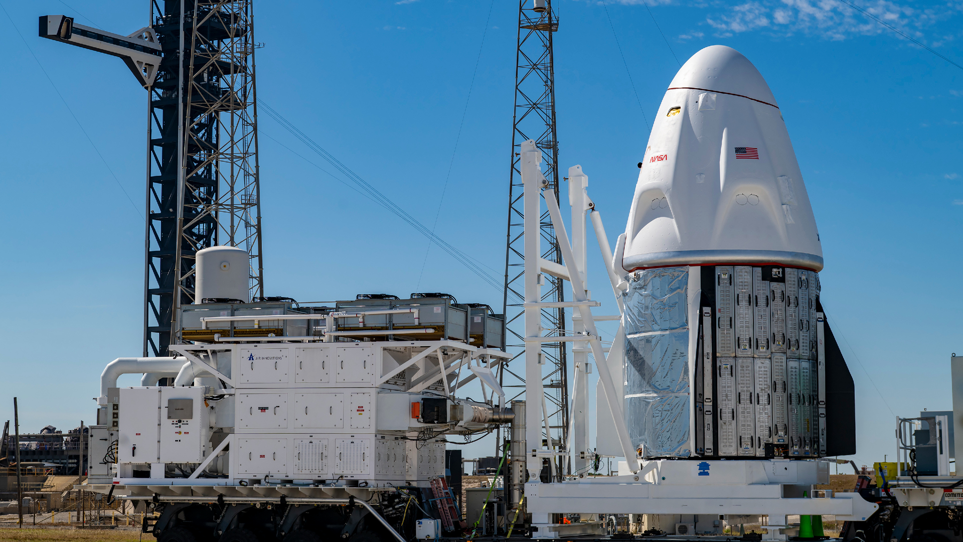 Here's what SpaceX's 1st spaceship to carry astronauts looks like