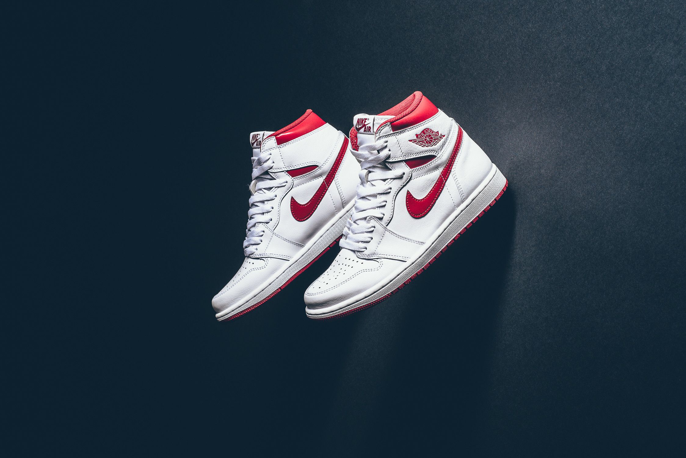 ナイキ エアジョーダン1 レトロ ハイ OG ホワイト/メタリック レッド