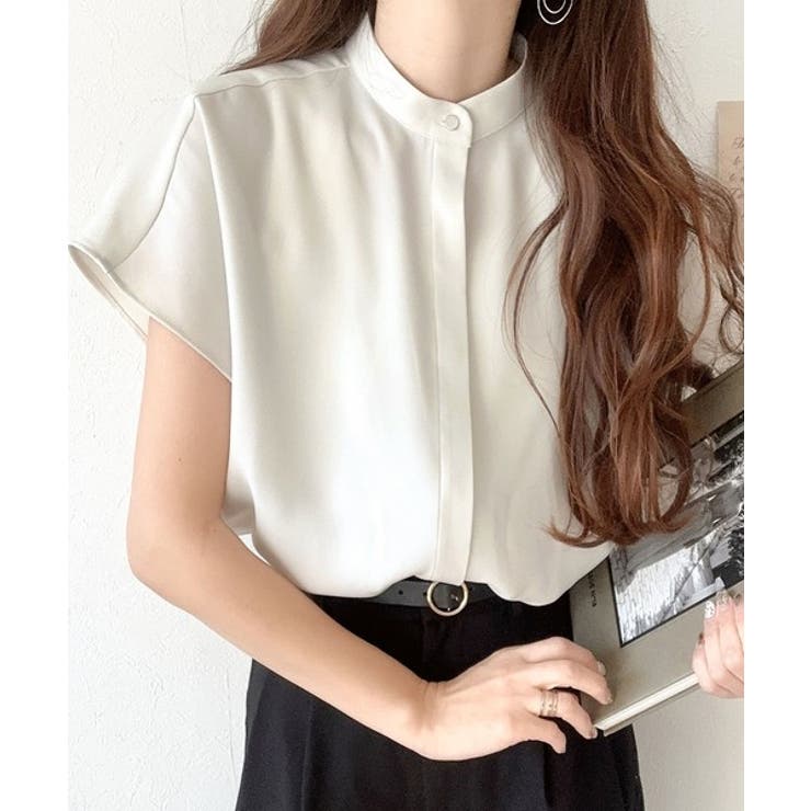 着まわし万能な大人トップス。比翼バンドカラーフレンチスリーブシャツ