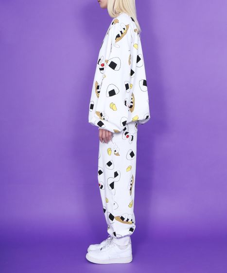 フード総柄スウェット(ONIGIRI_YAKINIKU_NATTO）[商品：PN24SS-020-1