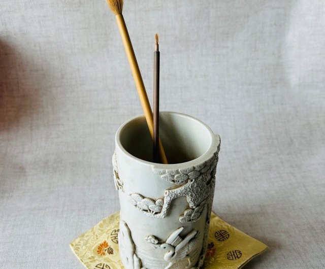 免運】中國清代王炳榮瓷雕松鶴圓筆筒│白釉雕刻紋理光滑瑞文堂- Pinkoi