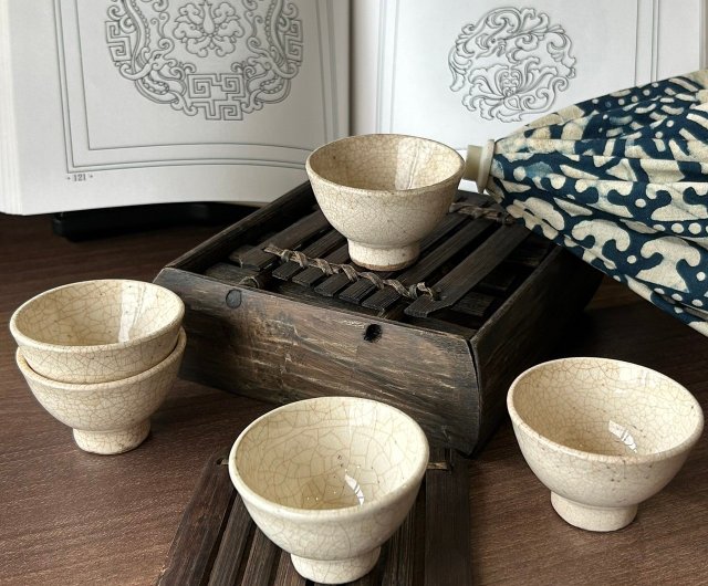 送料無料】台湾 中国清末・中華民国初期の模造定窯小酒器│上品で静か