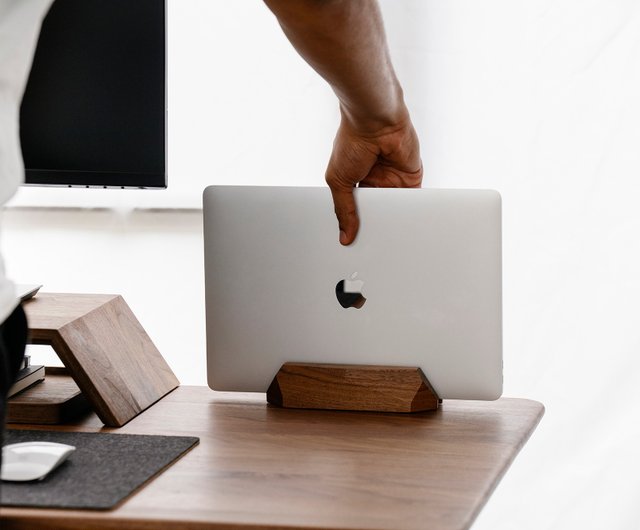ポーランド ラップトップドック - MacBook 縦置きスタンド Oakywood