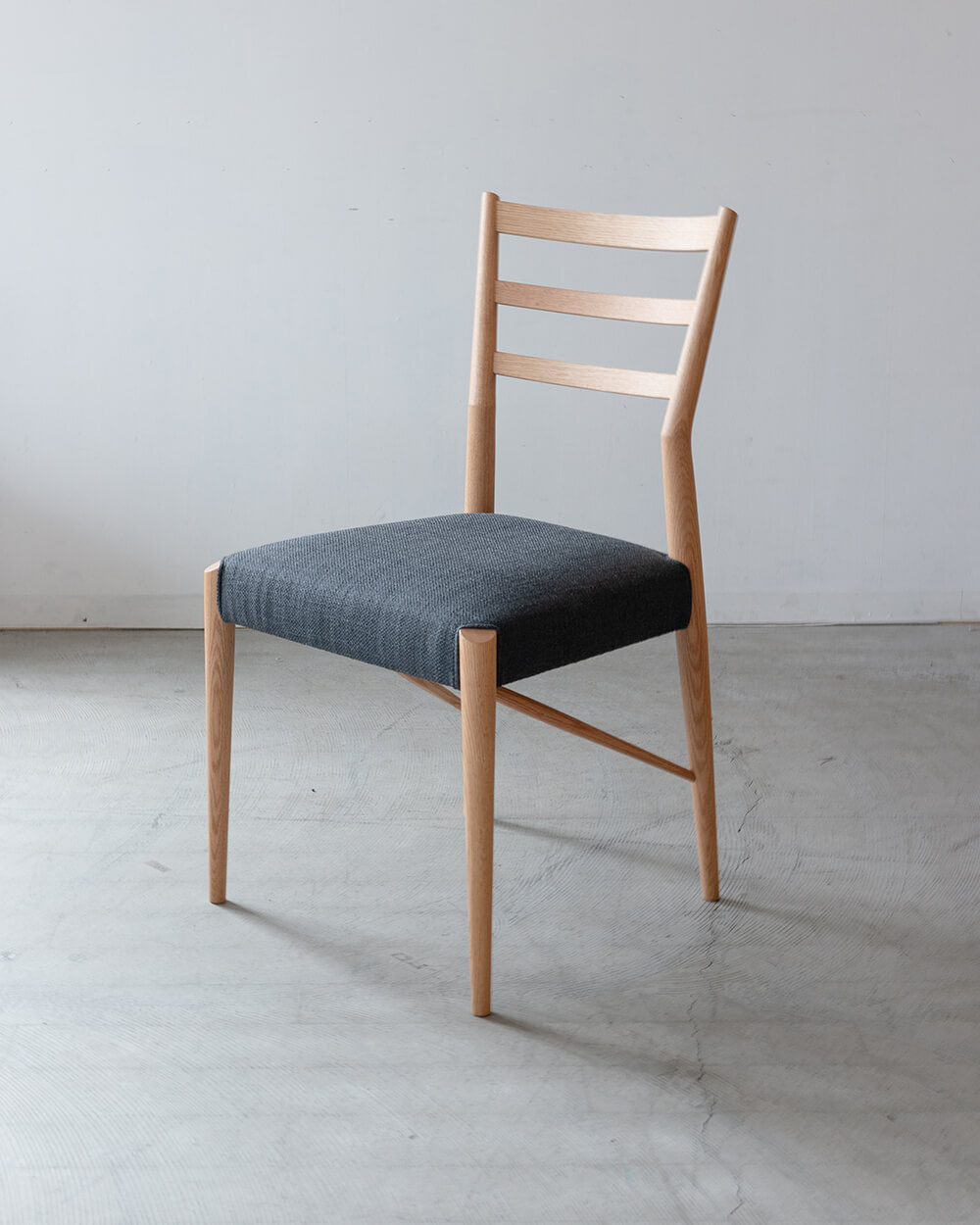 現品SALE］日進木工 ダイニングチェアGROW レッドオーク材 / ウレタン