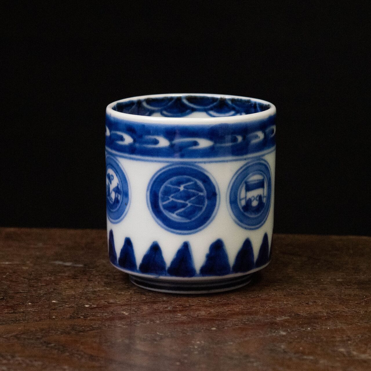 陶磁器 :: 伊万里 丸窓・瓔珞文 のぞき猪口 | COTTOU.JP 骨董の通販