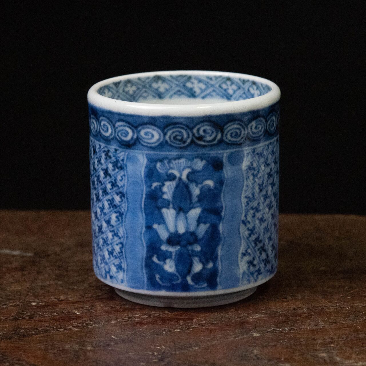陶磁器 :: 伊万里 唐花文・卍繋ぎ四方襷文 のぞき猪口 | COTTOU.JP