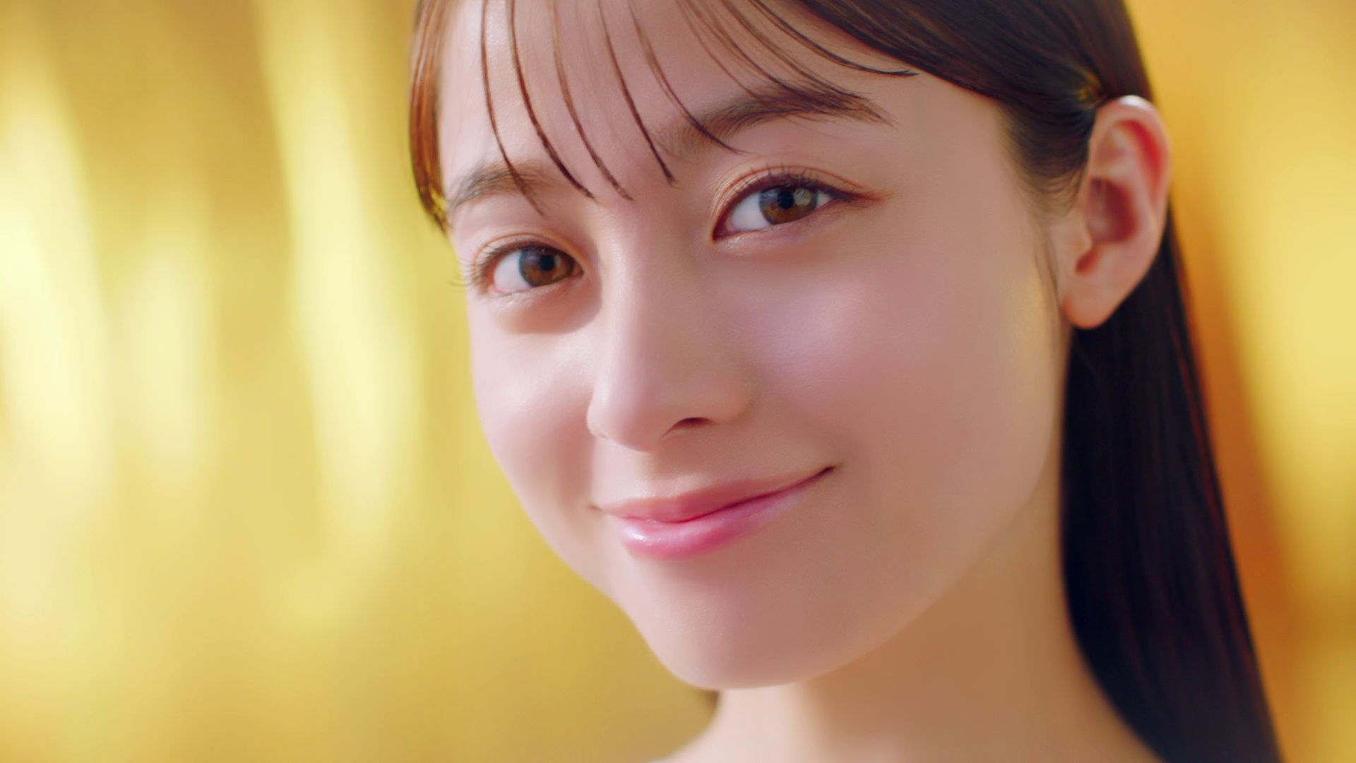 橋本環奈さんが、肌待望のうるおいに驚き感動する表情は必見！ の写真