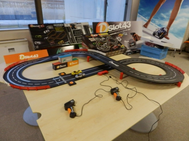 京商の「Dslot43」にお得なスロットカー2台付きセットが登場【東京