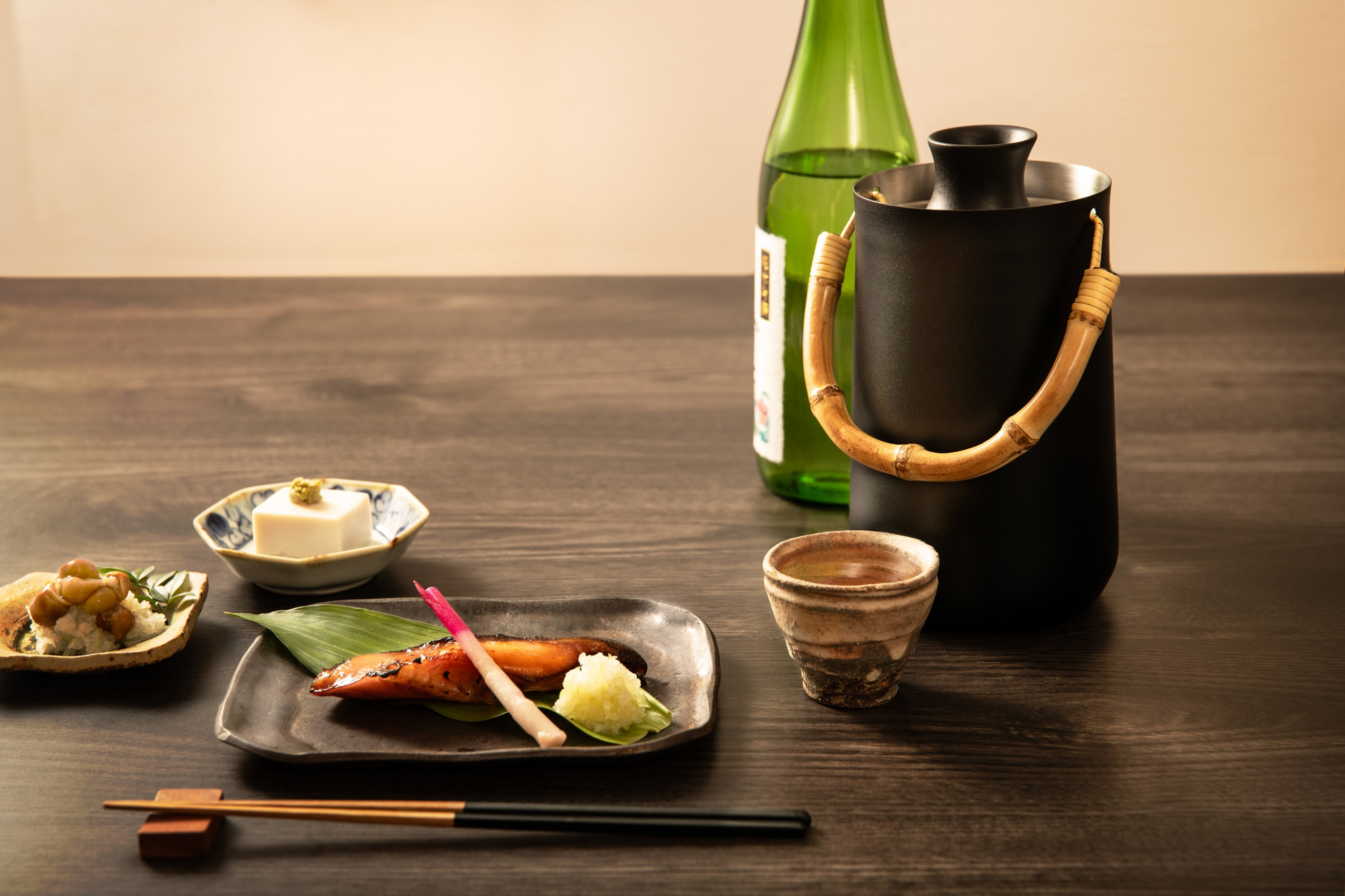 温度とデザインにこだわった酒器を展開する「ピーコックのおうち居酒屋