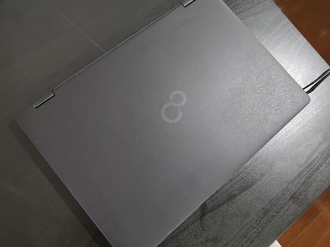 質量約877gで驚きの持ち運びやすさ！「LIFEBOOK U9310X/D」は