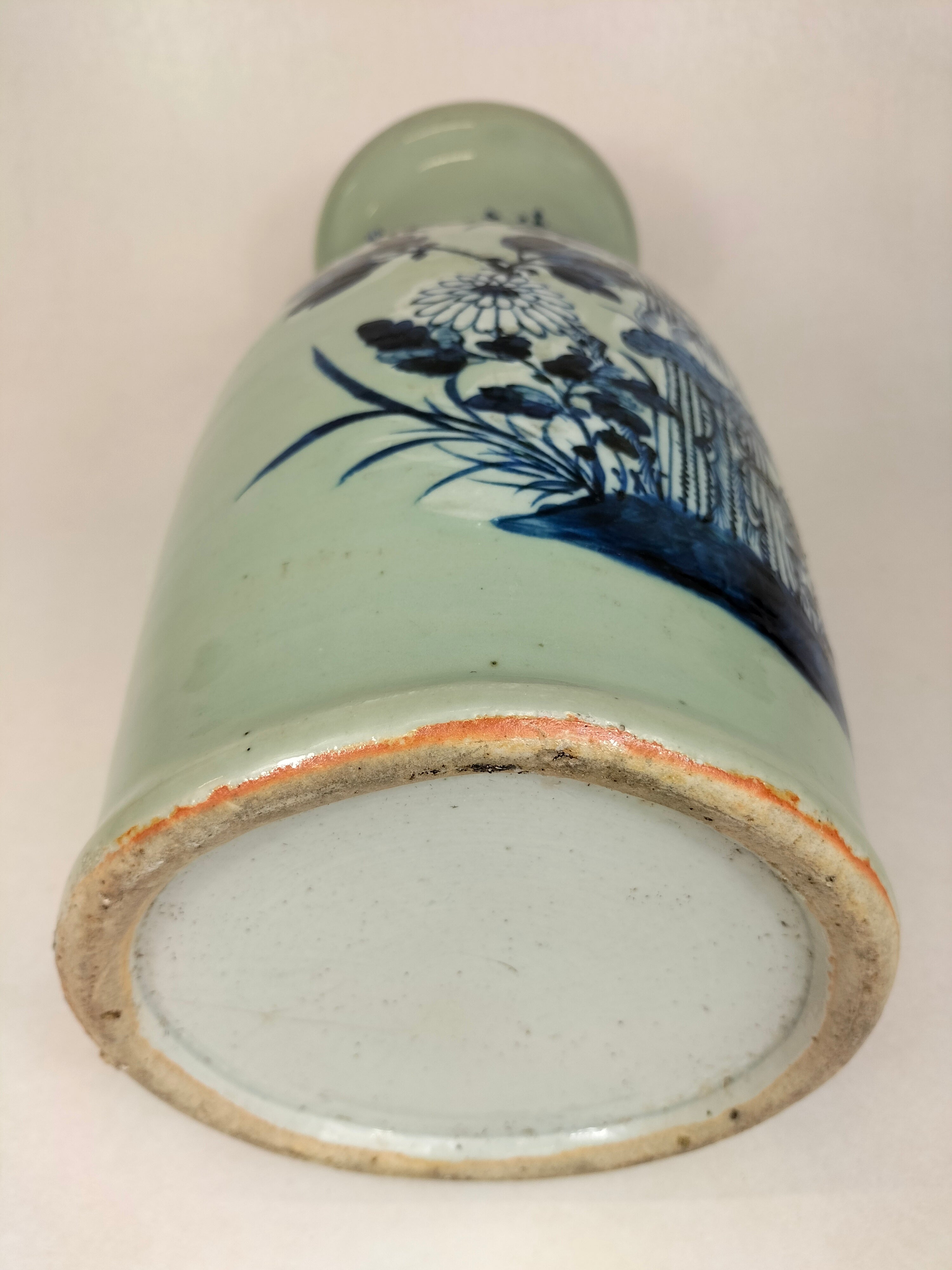 古董中国青瓷花瓶，饰有莲花图案//清朝- 19 世纪– Diddenantiques