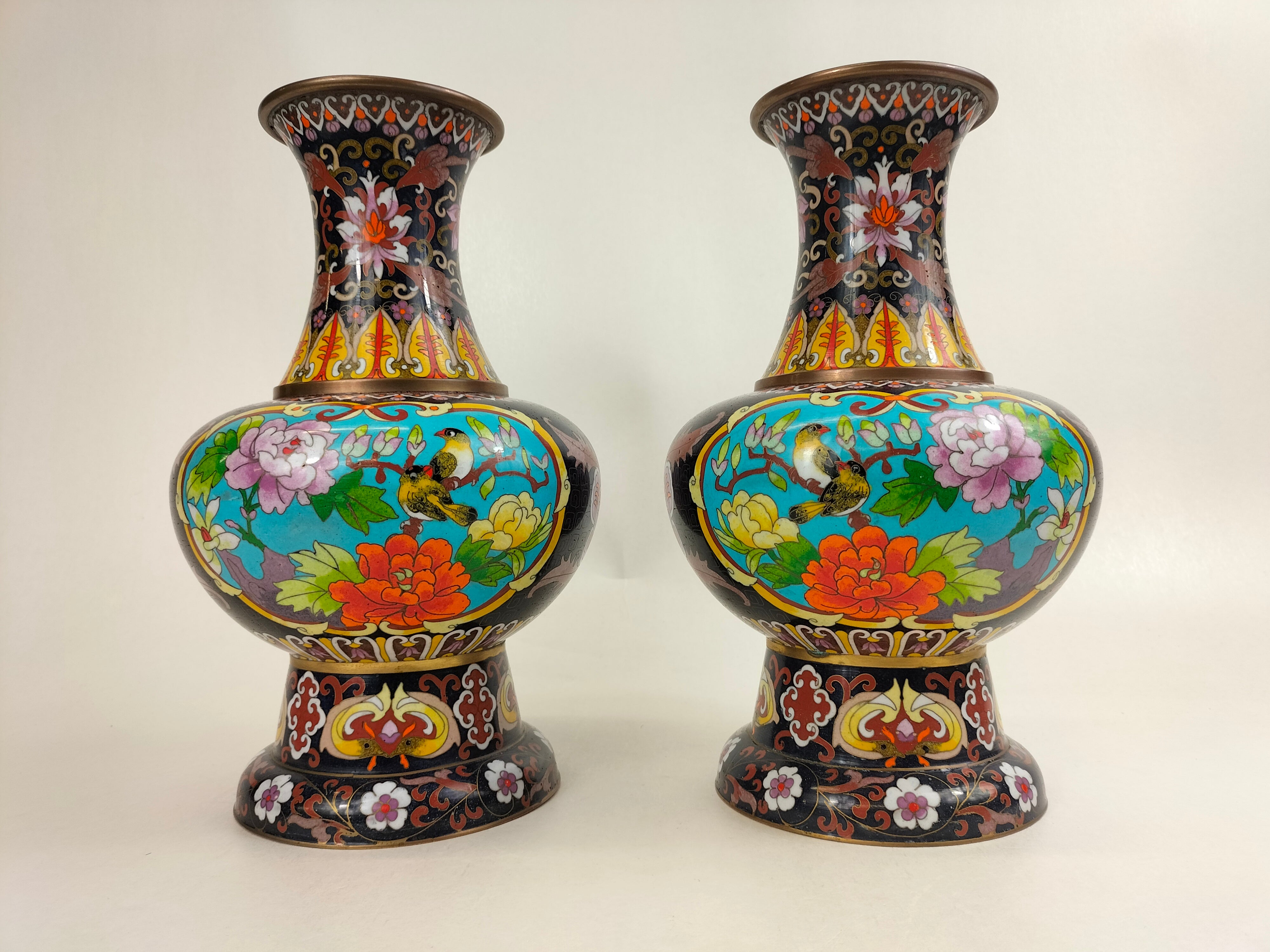 一对古董中国景泰蓝花瓶，饰有鸟和花// 民国时期（1912-1949 年