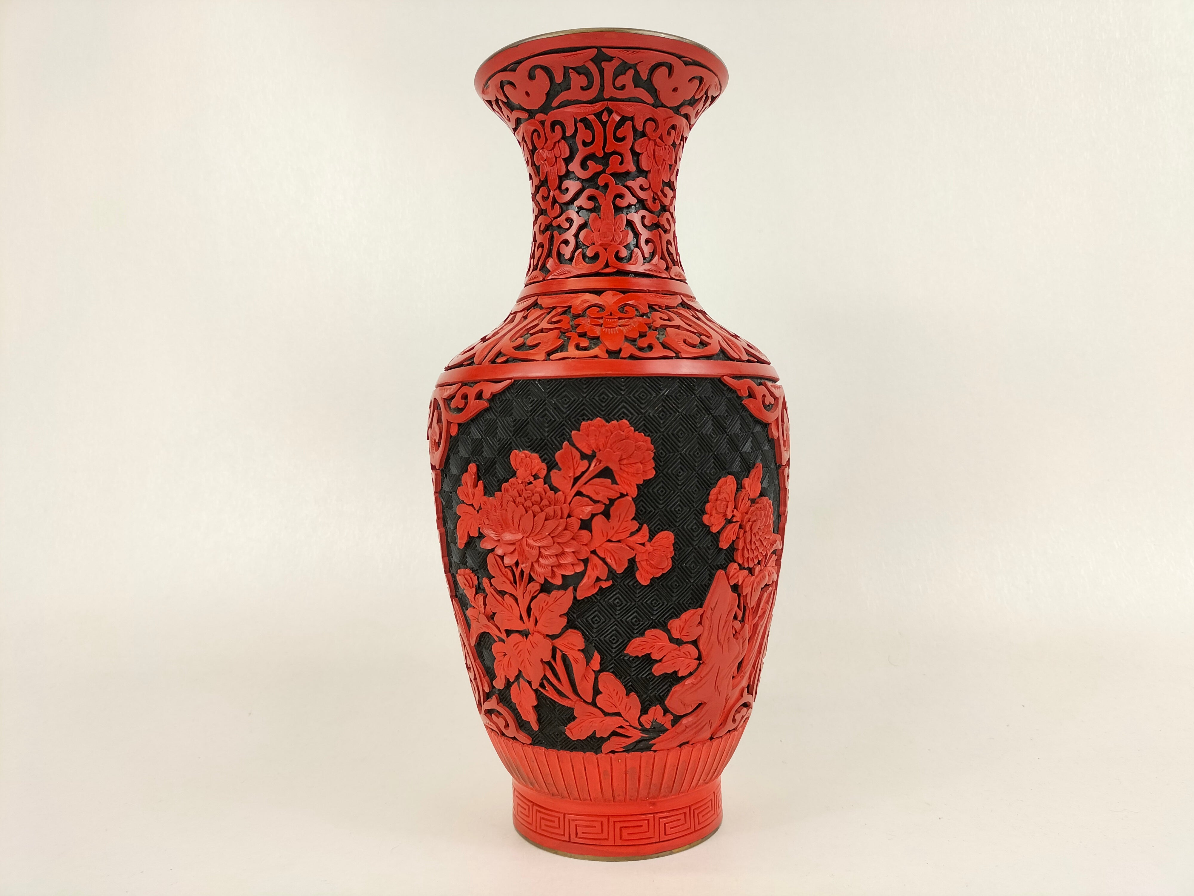 古董中国朱砂花瓶，饰以花朵// 20 世纪– Diddenantiques