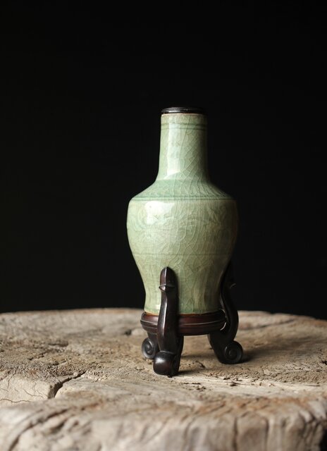 中国陶磁 龍泉窯 七官青磁 紫檀意台 瓶/花瓶 P339｜骨董店 のびる 古