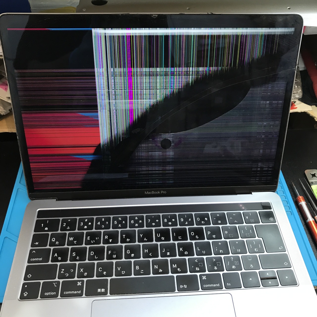 MacBook Pro (13-inch, 2018, 4 Thunderbolt 3 Ports) 液晶アセンブリ交換