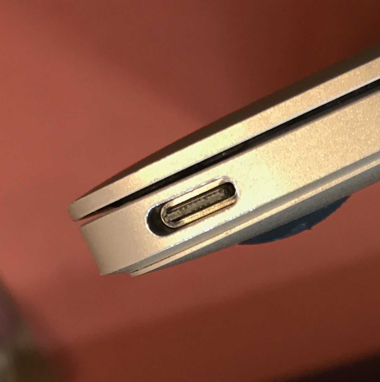 MacBook (Retina, 12-inch, Early 2016) 充電ゼロで重要な書類が見れ