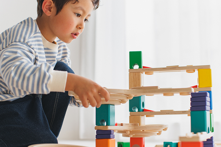 クアドリラ（ビー玉転がし） ボーネルンド オンラインショップ。世界中