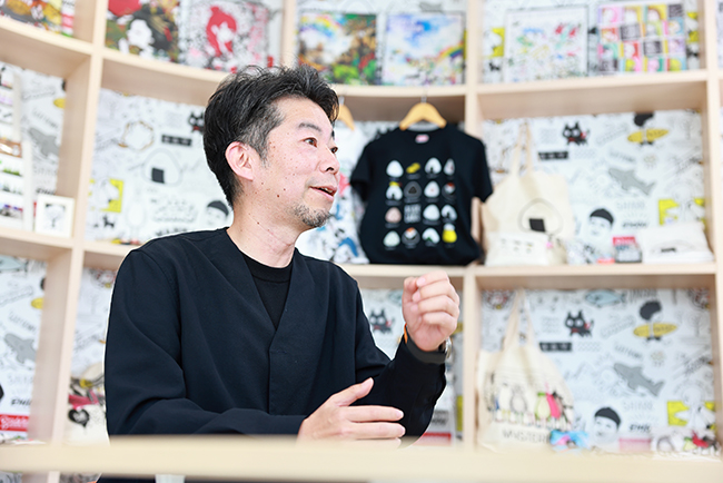 長く愛されるアートを目指す“1枚300円”の小さなステッカー。ニッチ産業