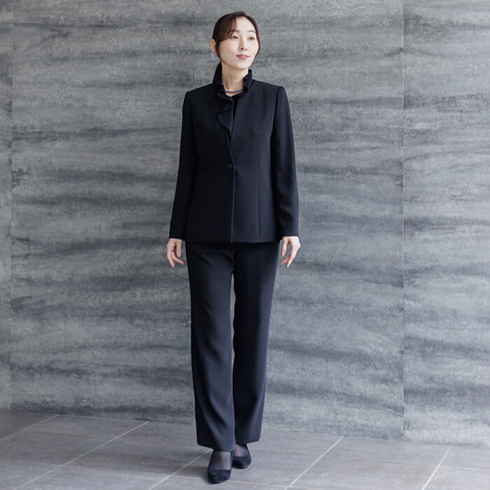 軽い着心地のパンツスーツ 11号・ブラック｜東京ソワールオンライン