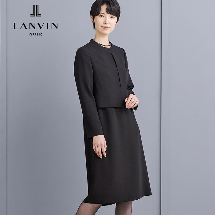 美しいカッティングのアンサンブル 7号・ブラック｜東京ソワール