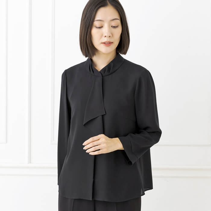 ランダムボーダー柄の絽の夏用ブラウス 9号・ブラック｜東京ソワール