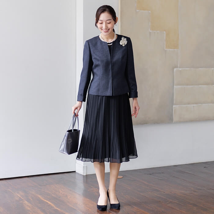 素材感の変化で魅せる大人のセレモニースーツ 9号・ネイビー｜東京