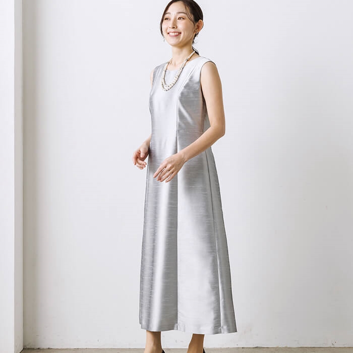 シャンタン素材の優美なワンピース 13号・シルバー｜東京ソワール
