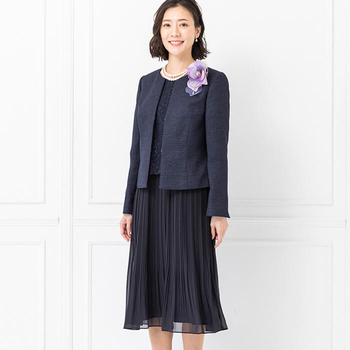 素材感の変化で魅せる大人のセレモニースーツ 9号・ネイビー｜東京