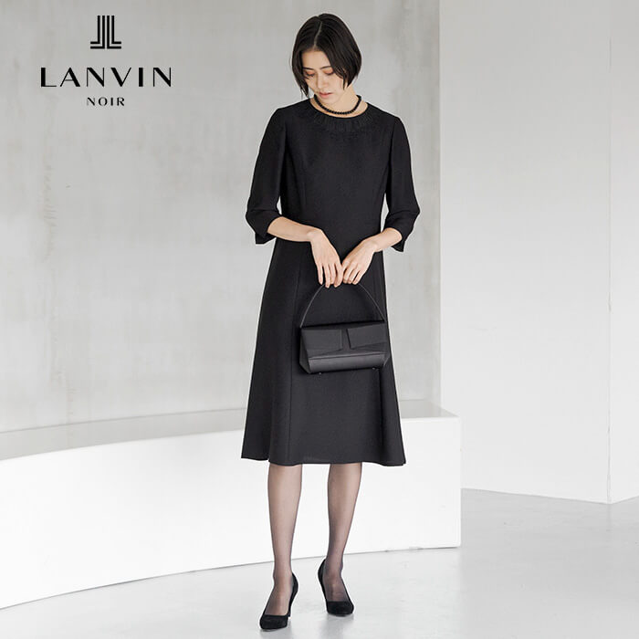 モダンな刺繍がポイントのアンサンブル 7号・ブラック｜東京ソワール