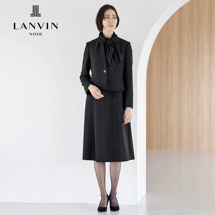 立体的なシルエットが美しい襟ぐりのアンサンブル 15号・ブラック