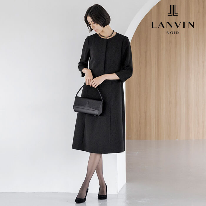 立体的なシルエットが美しい襟ぐりのアンサンブル 15号・ブラック