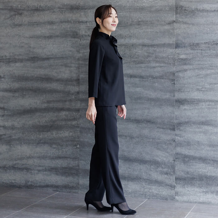 軽い着心地のパンツスーツ 9号・ブラック｜東京ソワールオンラインストア