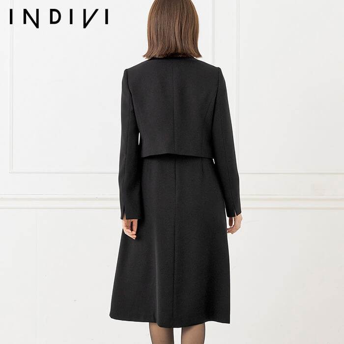 タック使いのノーカラーのアンサンブル 9号・ブラック｜東京ソワール