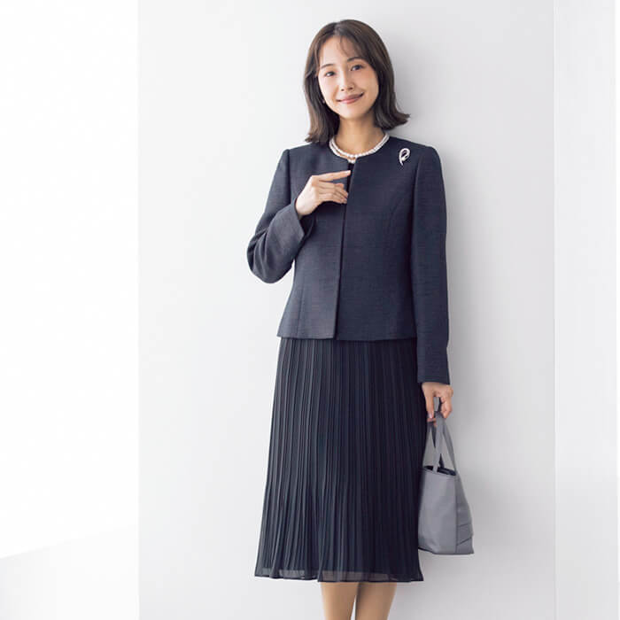 素材感の変化で魅せる大人のセレモニースーツ 13号・ネイビー｜東京