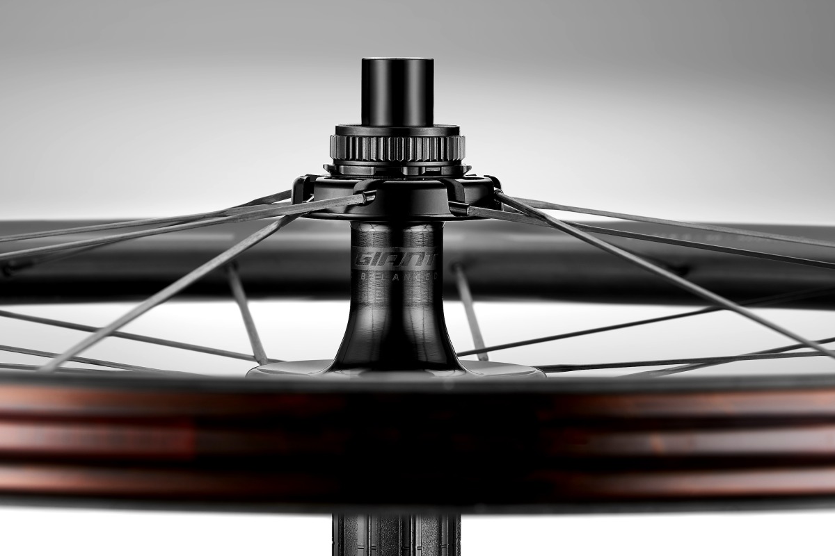 新型TCRシリーズと同時発表。ジャイアントのSLRフックレスホイール